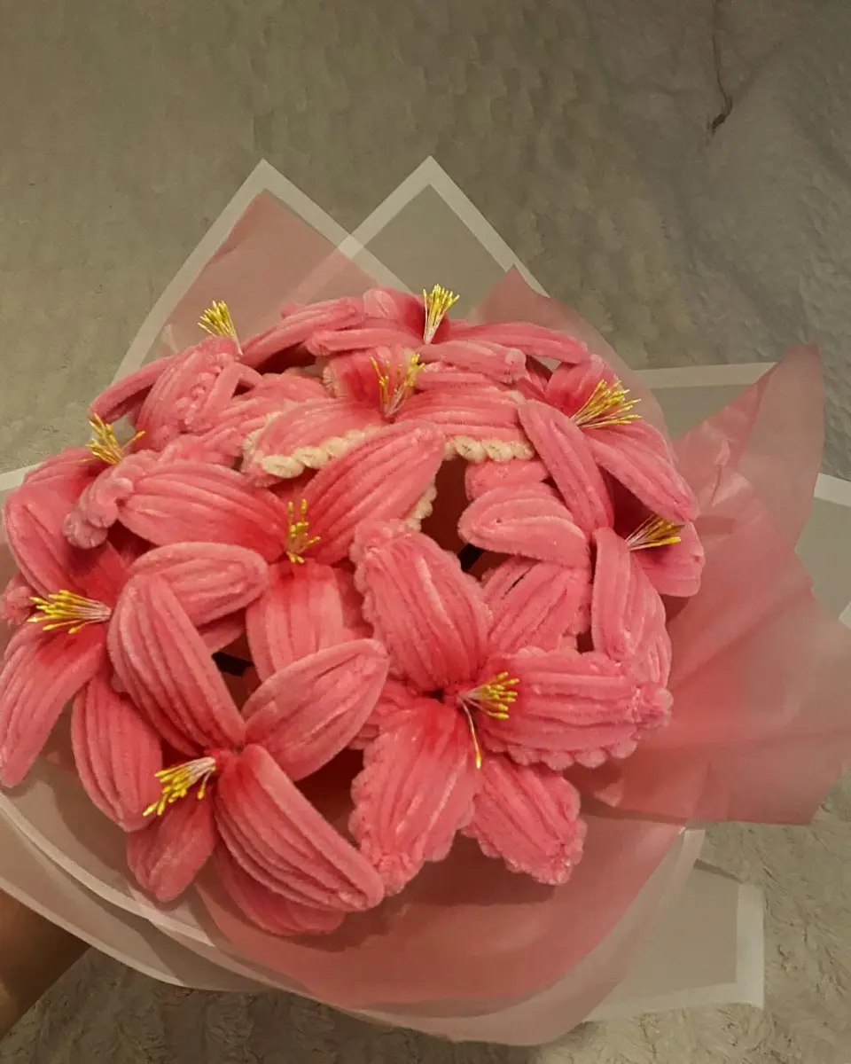 Rosmoln – Rosa liljor, körsbärsblom och tulpaner i rosa omslag med skira band.