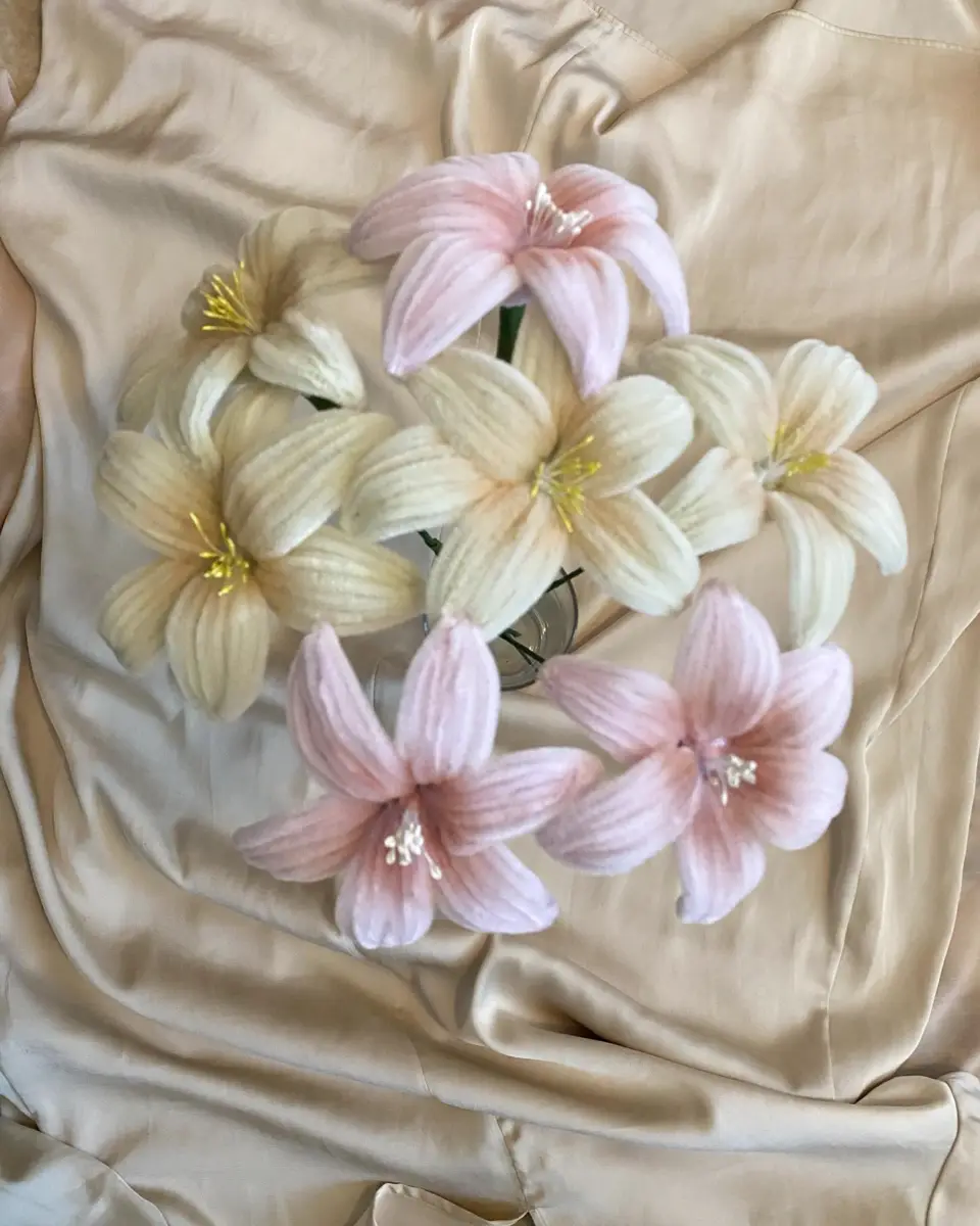 Snölilja – Lösa cremevita och rosa liljor med handskuggade kronblad, utan omslag.